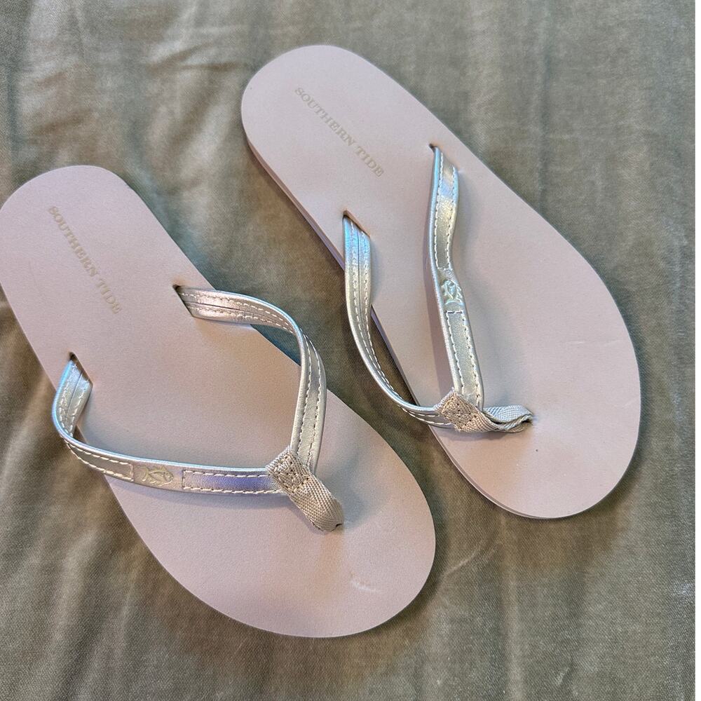 NEW Southern Tide Women's Weekend Metallic Silver Leather Flipjacks Sandals 6